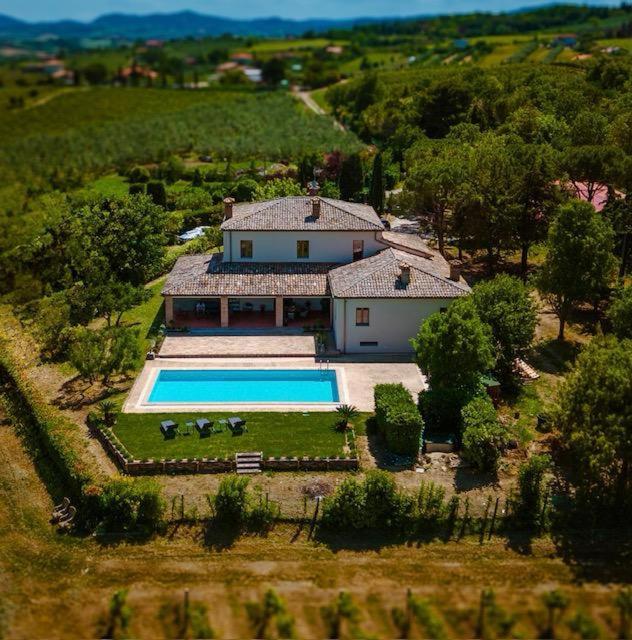 une vue aérienne d'une maison avec piscine dans l'établissement La Dolce Villa, à Rimini