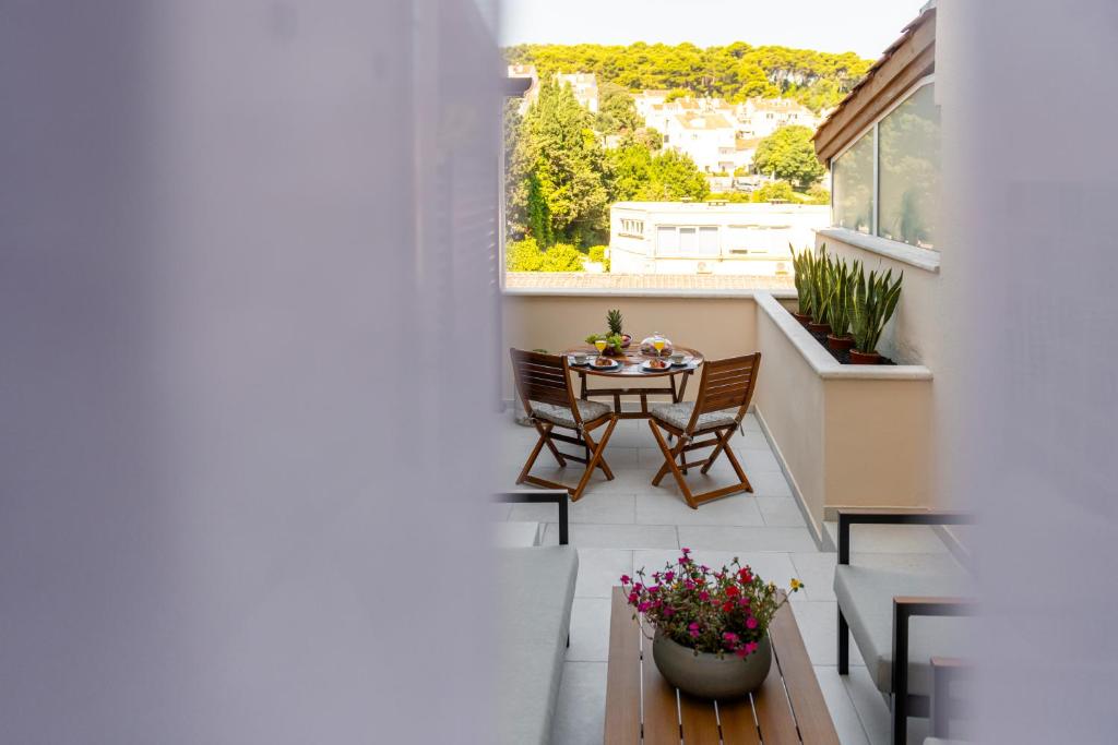 Gemini Apartment 6