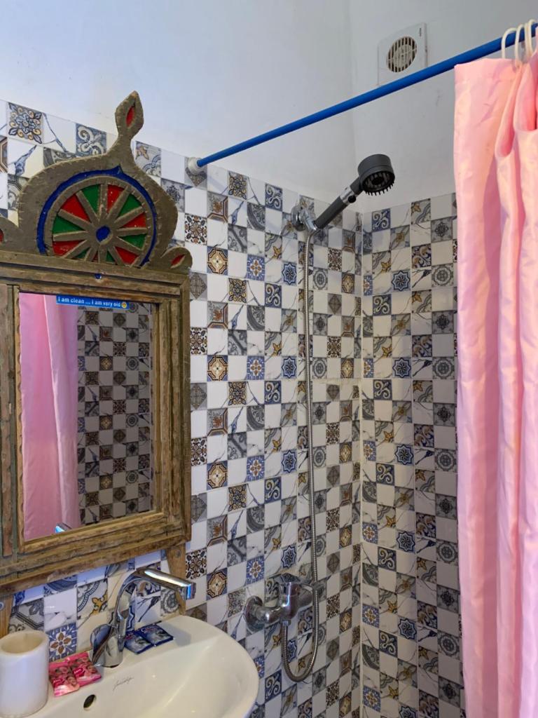 une salle de bain avec un miroir et un lavabo dans l'établissement Chez Youssef, à Merzouga