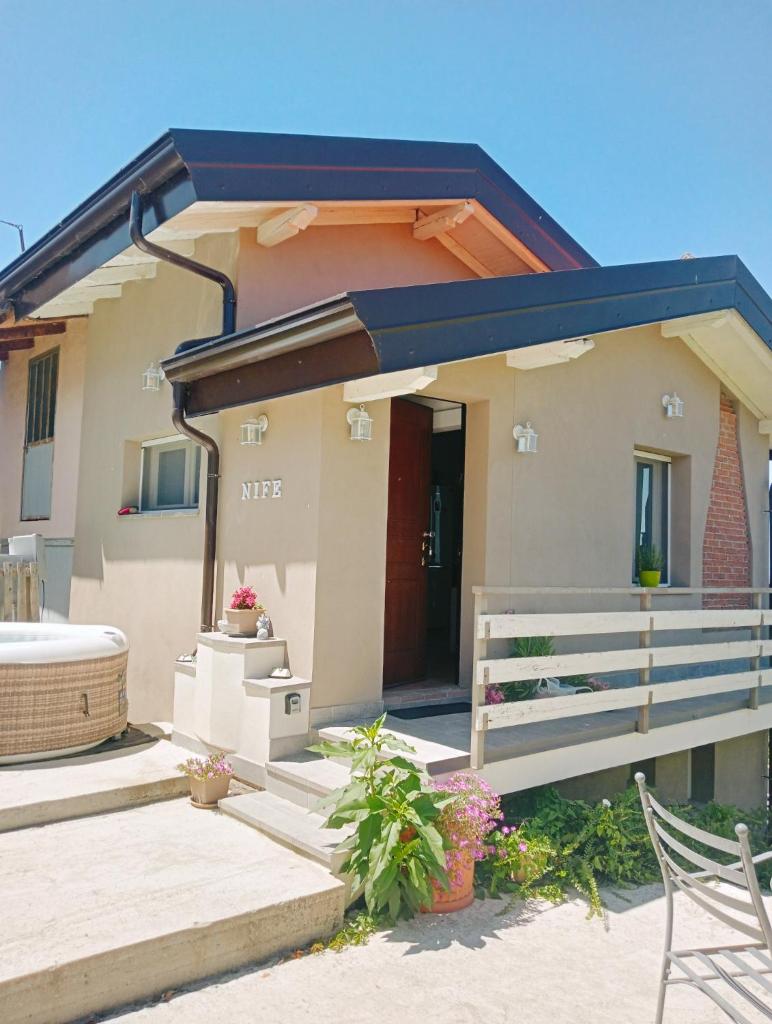une petite maison avec un toit bleu dans l'établissement NiFe Tiny House - Secret Garden, à Montalbo