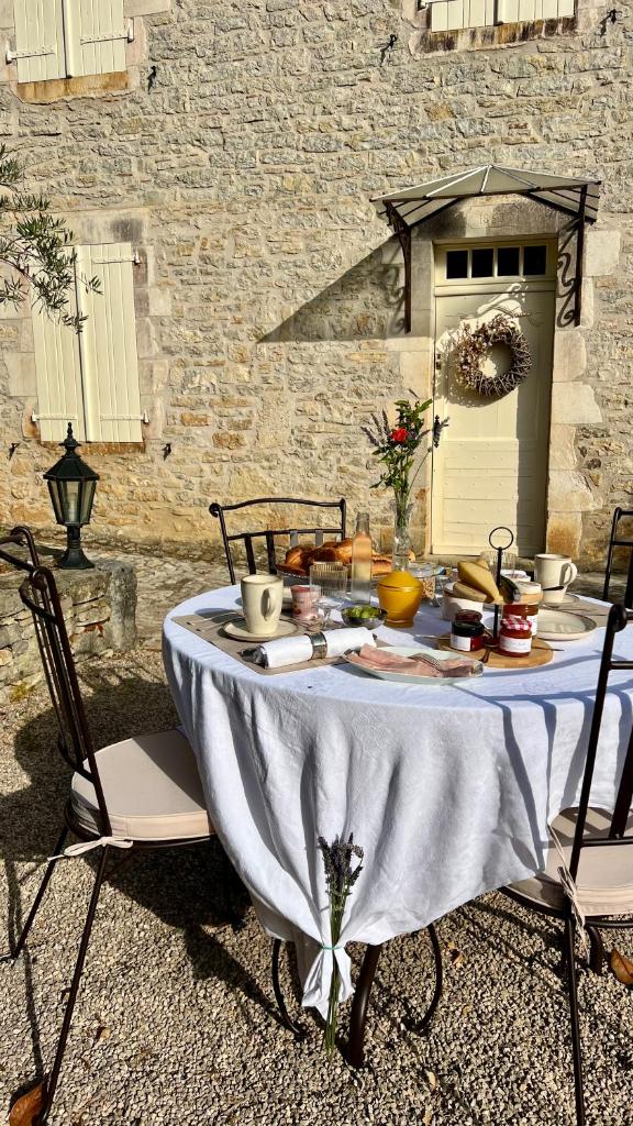 une table avec de la nourriture devant un bâtiment dans l'établissement Gîte La Blanchie Haute, à Martel 37 autres photos