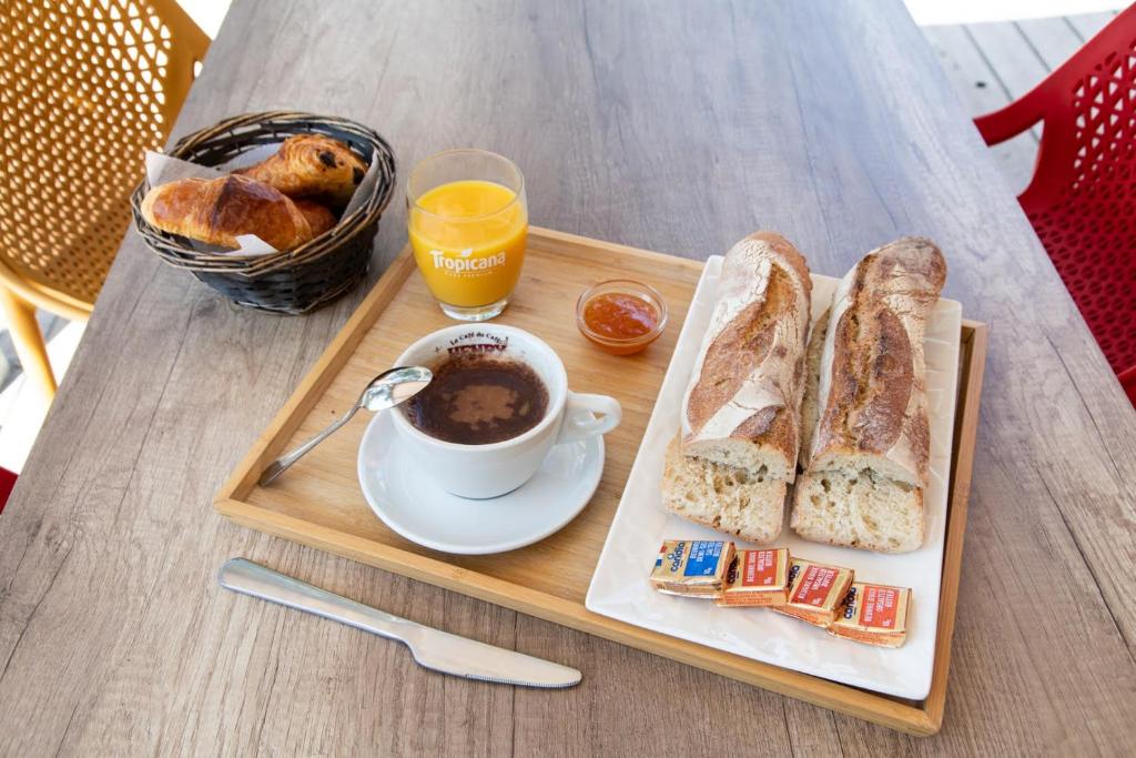 - un plateau avec une tasse de café et une assiette de pain dans l'établissement Youcamp Village - Marseille Provence, à Aubagne