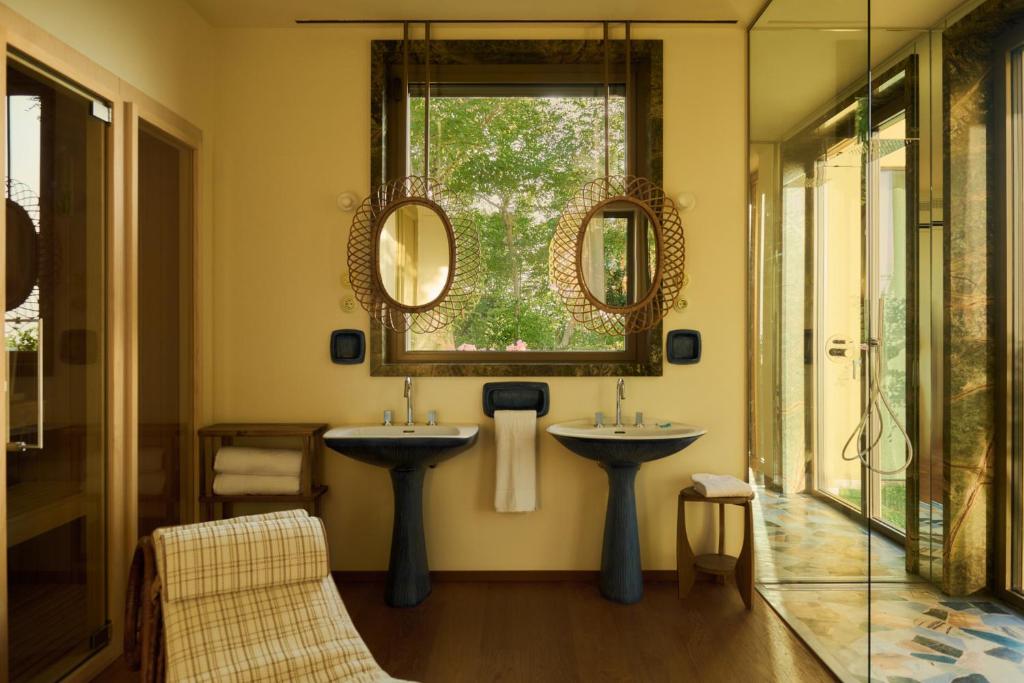 une salle de bain avec deux lavabos et un miroir dans l'établissement Hidden Dalla Gioconda, à Gabicce Mare 48 autres photos