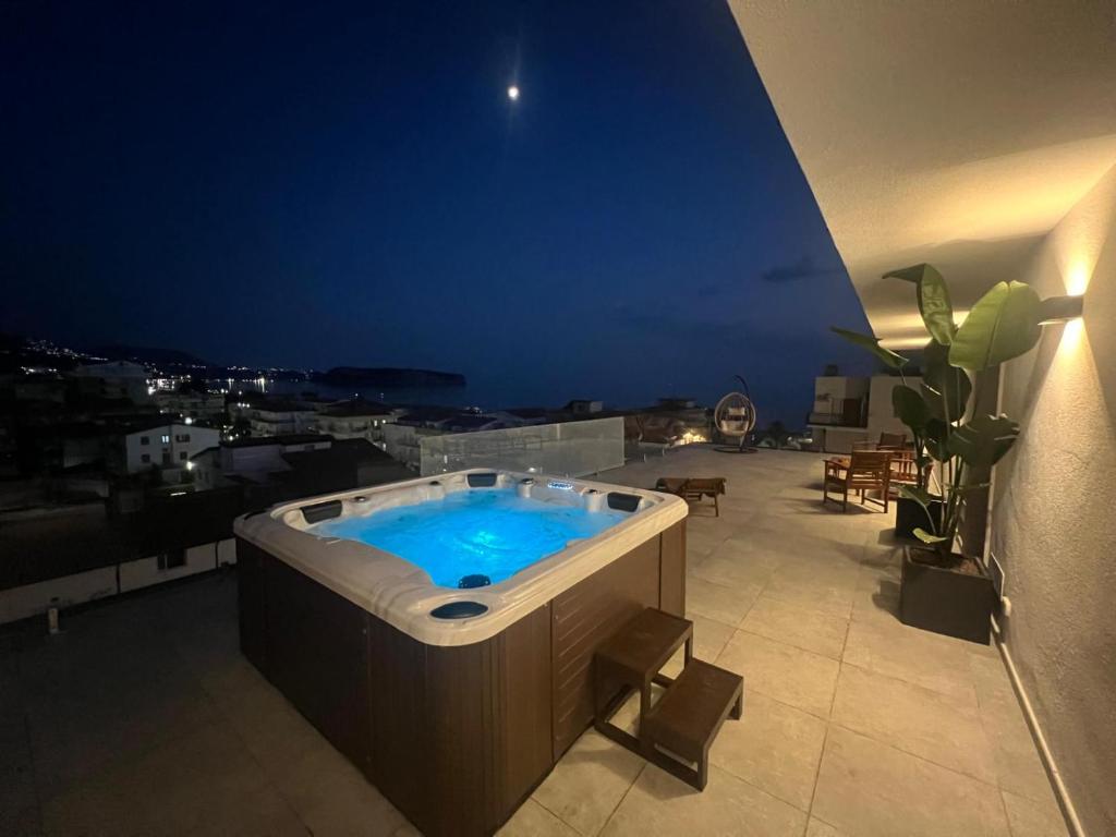 une baignoire jacuzzi sur le toit d'un bâtiment dans l'établissement Hotel TEA - Praia a Mare, à Praia a Mare