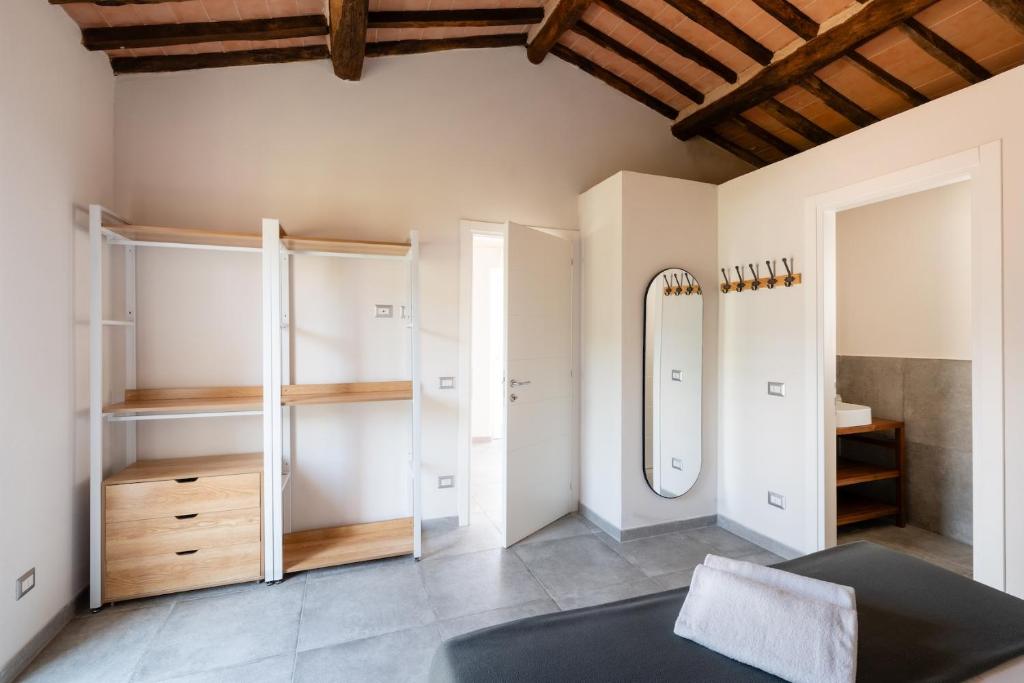 Cette chambre comprend un miroir et un dressing. dans l'établissement Hotel Delfino, à Procchio
