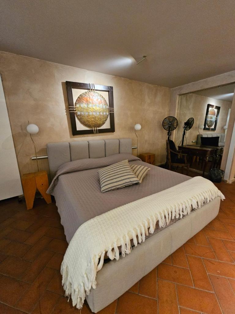 une chambre avec un grand lit dans une pièce dans l'établissement Casa Rea, à Beverino 38 autres photos