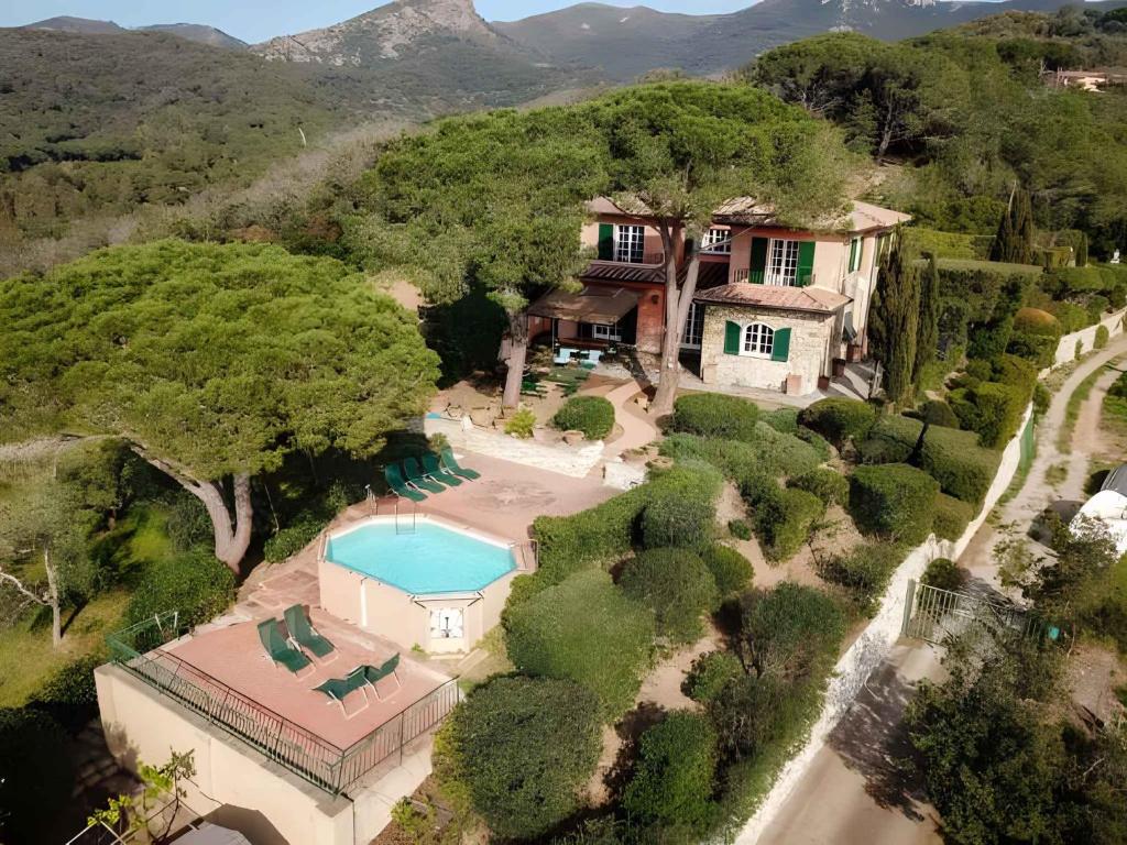 une vue aérienne d'une maison avec piscine dans l'établissement Holiday home in Portoferraio 23631, à Portoferraio
