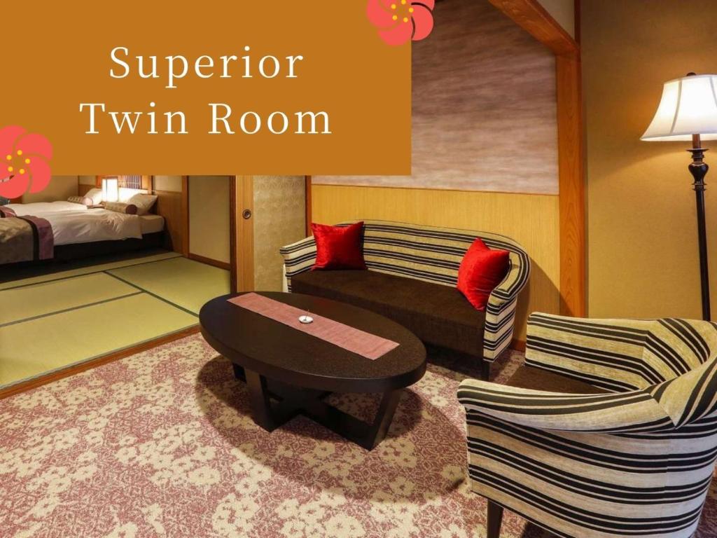 un salon avec un canapé et une table basse dans l'établissement Kinosaki Tenboen, à Toyooka
