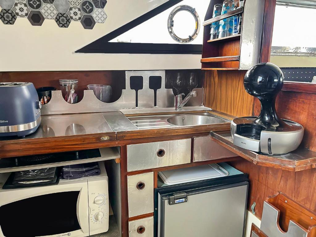 Cuisine ou kitchenette dans l'établissement Nuit Insolite sur un Bateau au Cœur de Bordeaux