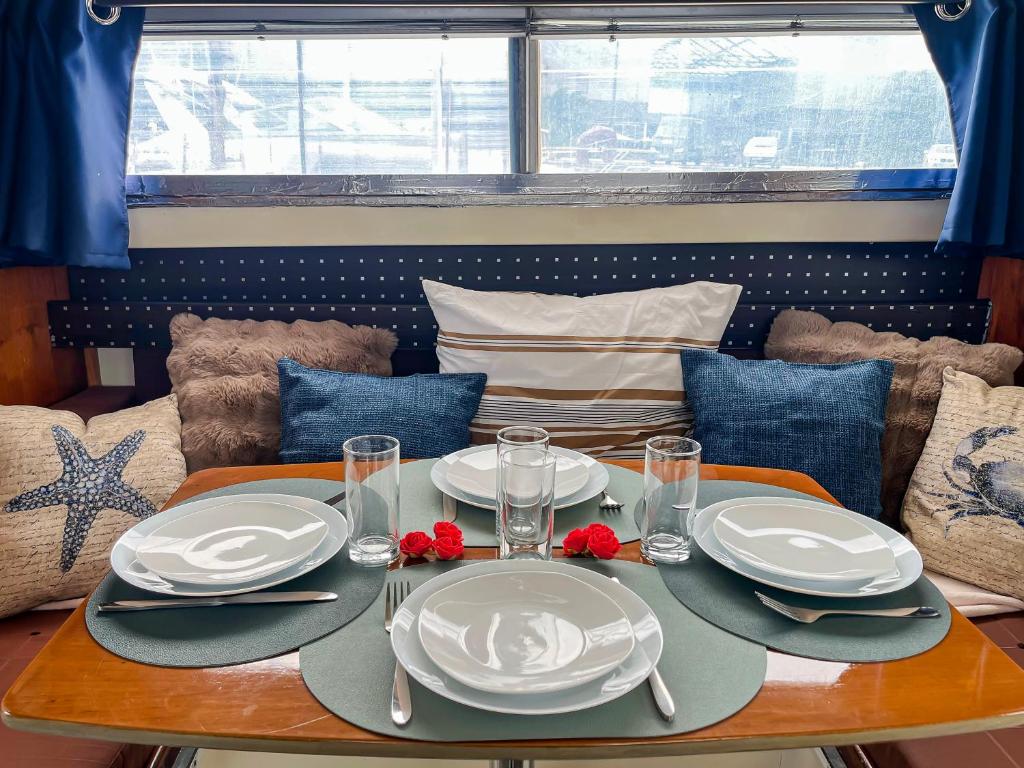 Coin salon dans l'établissement Nuit Insolite sur un Bateau au Cœur de Bordeaux
