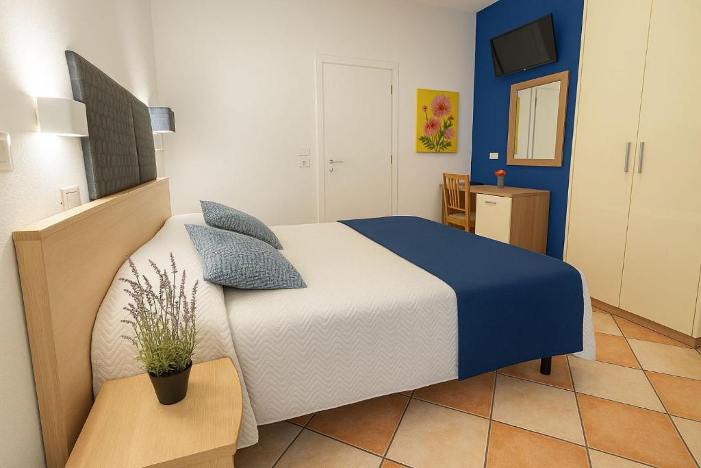 - une chambre avec un lit king-size aux murs bleus dans l'établissement Hotel Aldebaran, à Rimini 23 autres photos