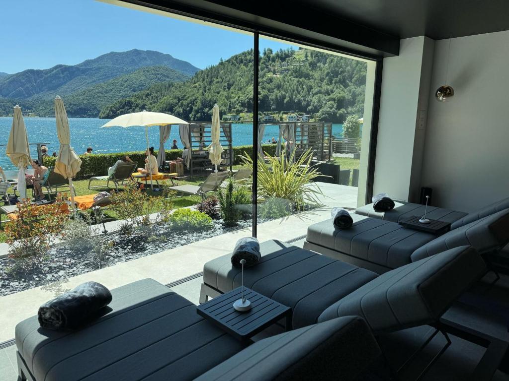 - un salon avec canapés et vue sur l'océan dans l'établissement Hotel Lido, à Ledro