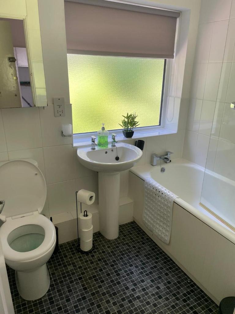 The Coral Suite - 2 Bedroom Apartment with 5G Wi-Fi in Lakeside, Cardiff minutes from Roath Park Lake 3