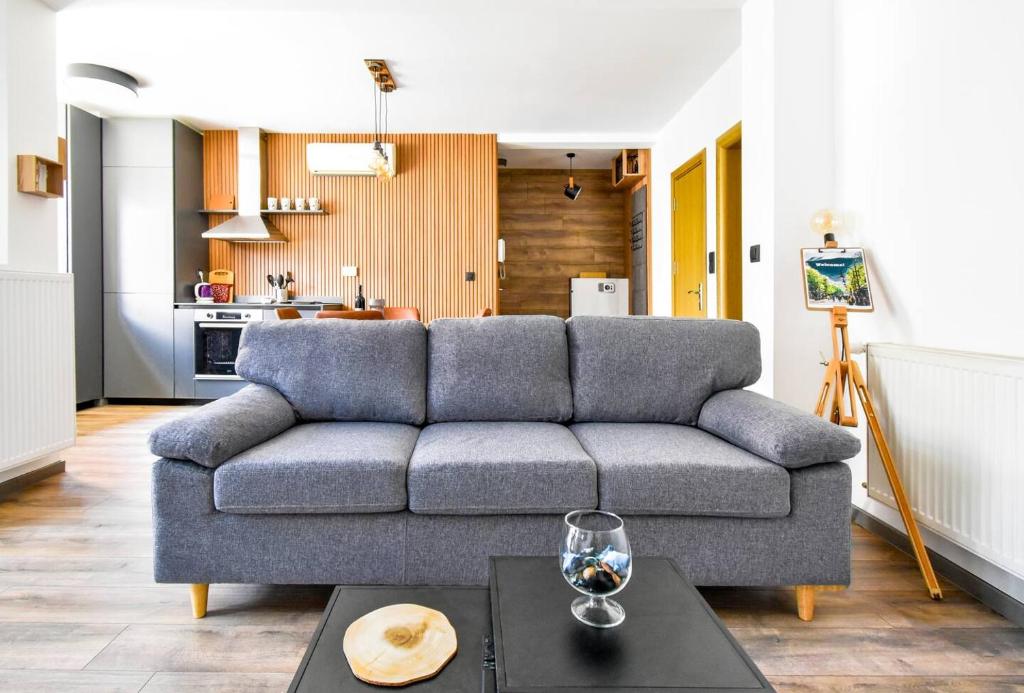 2 Apartments, 2 Parking - Sleeps 8 - Quiet Central 2