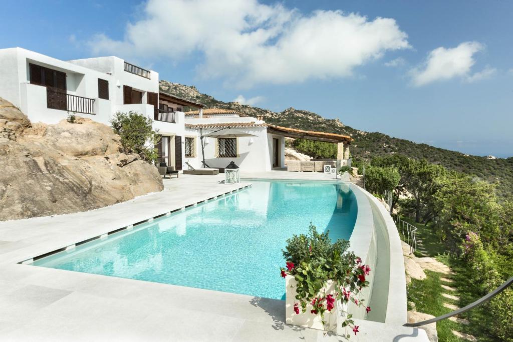 une piscine devant une villa dans l'établissement Villa Azzurra con vista mozzafiato, à Porto Cervo