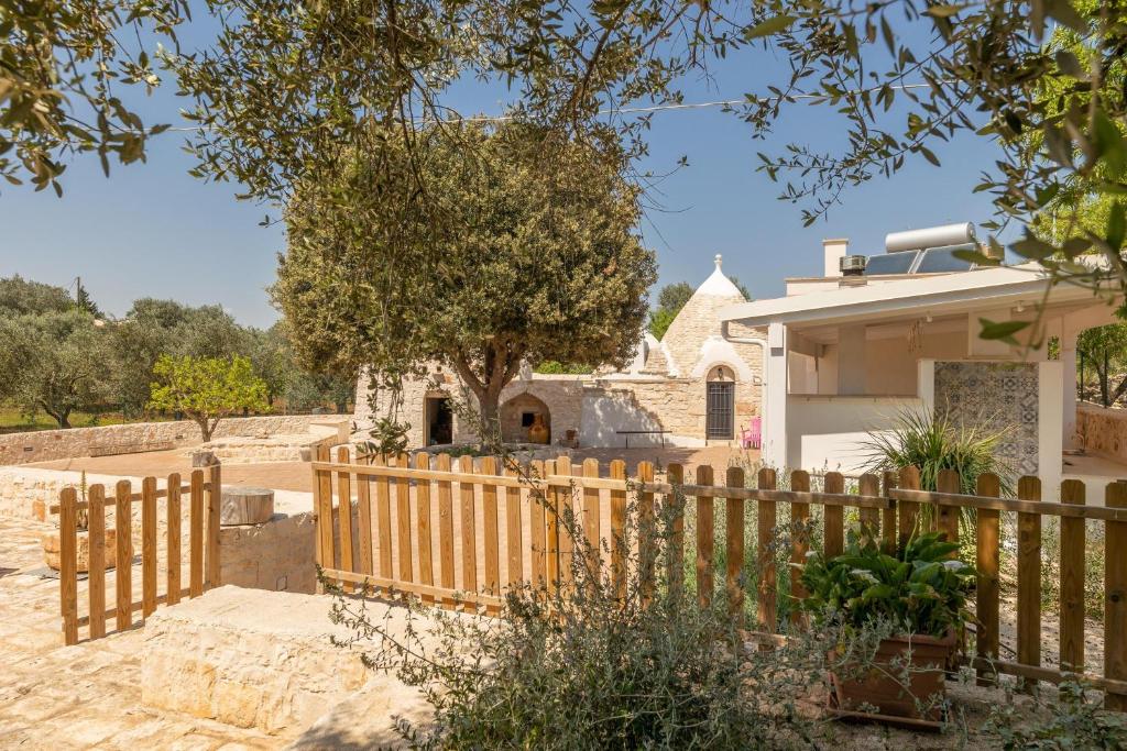 une clôture en bois devant une maison dans l'établissement Trullo Aia Antica, à Ceglie Messapica