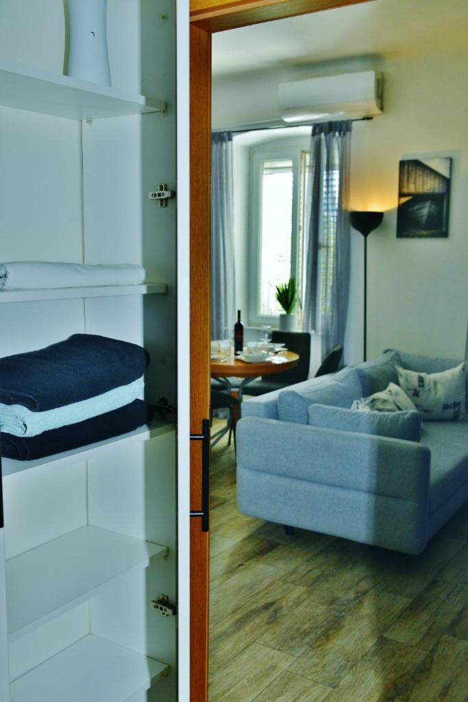 Apartment Lorena s dvorištem-with garden -prizemlje,EG,pianterreno,ground floor,FREE PARKING 2