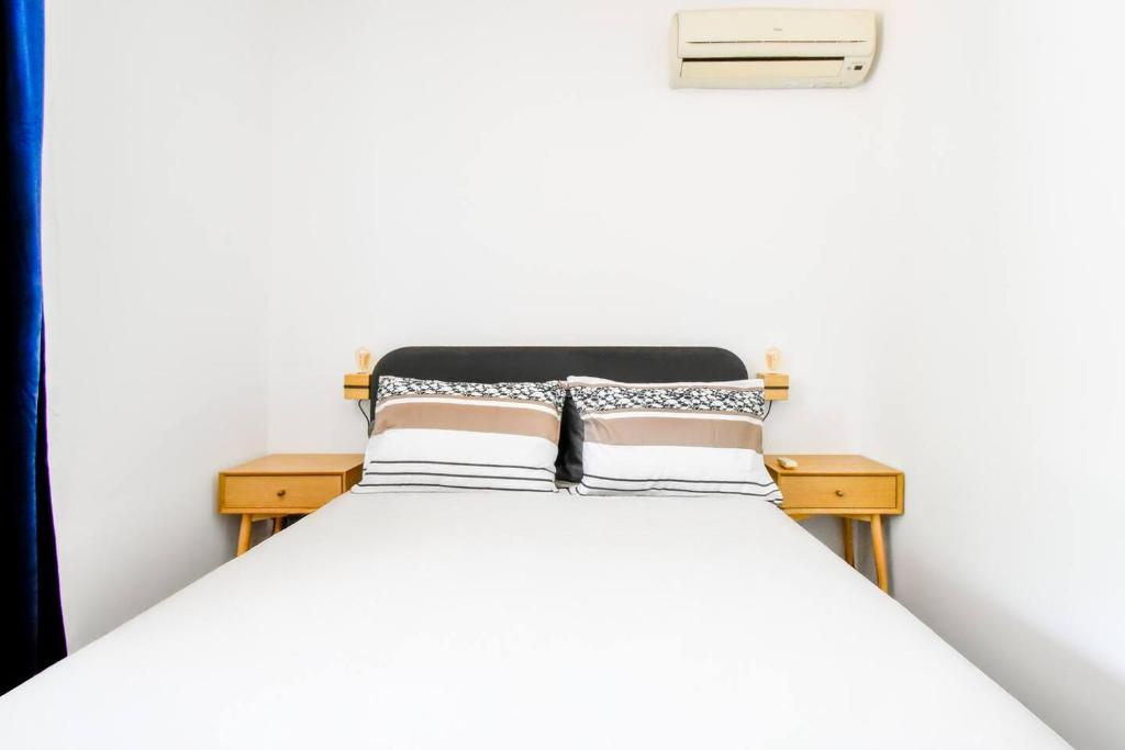 2 Apartments, 2 Parking - Sleeps 8 - Quiet Central 3