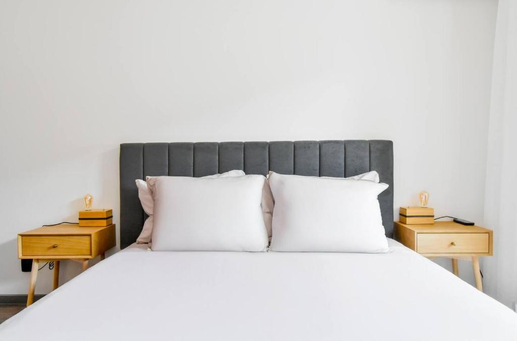 2 Apartments, 2 Parking - Sleeps 8 - Quiet Central 7
