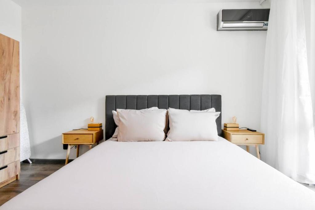 2 Apartments, 2 Parking - Sleeps 8 - Quiet Central 8
