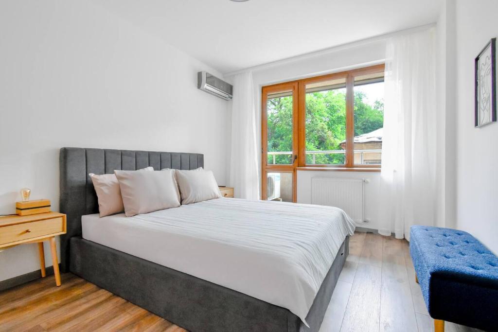 2 Apartments, 2 Parking - Sleeps 8 - Quiet Central 5