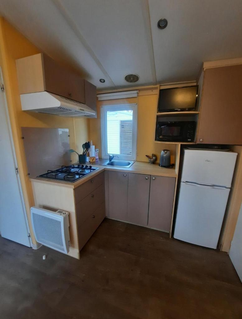 Il comprend une petite cuisine équipée d'une cuisinière et d'un réfrigérateur. dans l'établissement Camping Domaine des iscles, à La Roque-dʼAnthéron