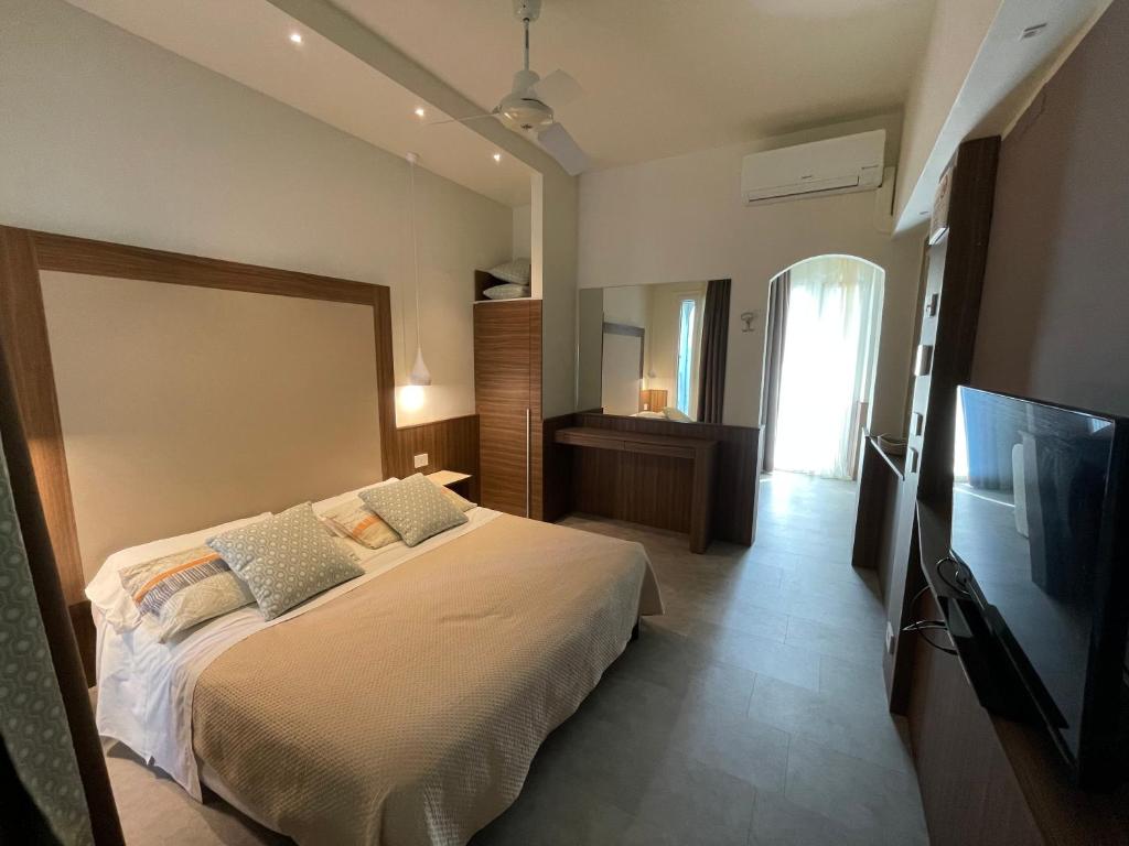 une chambre avec un lit et une télévision à écran plat dans l'établissement Hotel Everest - Bar e Ristorante, à Gabicce Mare