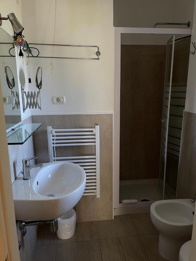 une salle de bain avec un lavabo, une douche et des toilettes dans l'établissement Hotel Everest - Bar e Ristorante, à Gabicce Mare 48 autres photos