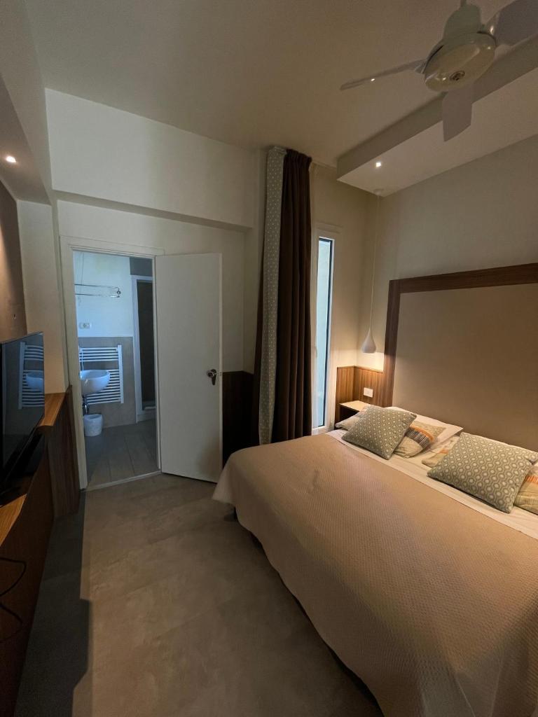 une chambre avec un grand lit et une salle de bain dans l'établissement Hotel Everest - Bar e Ristorante, à Gabicce Mare