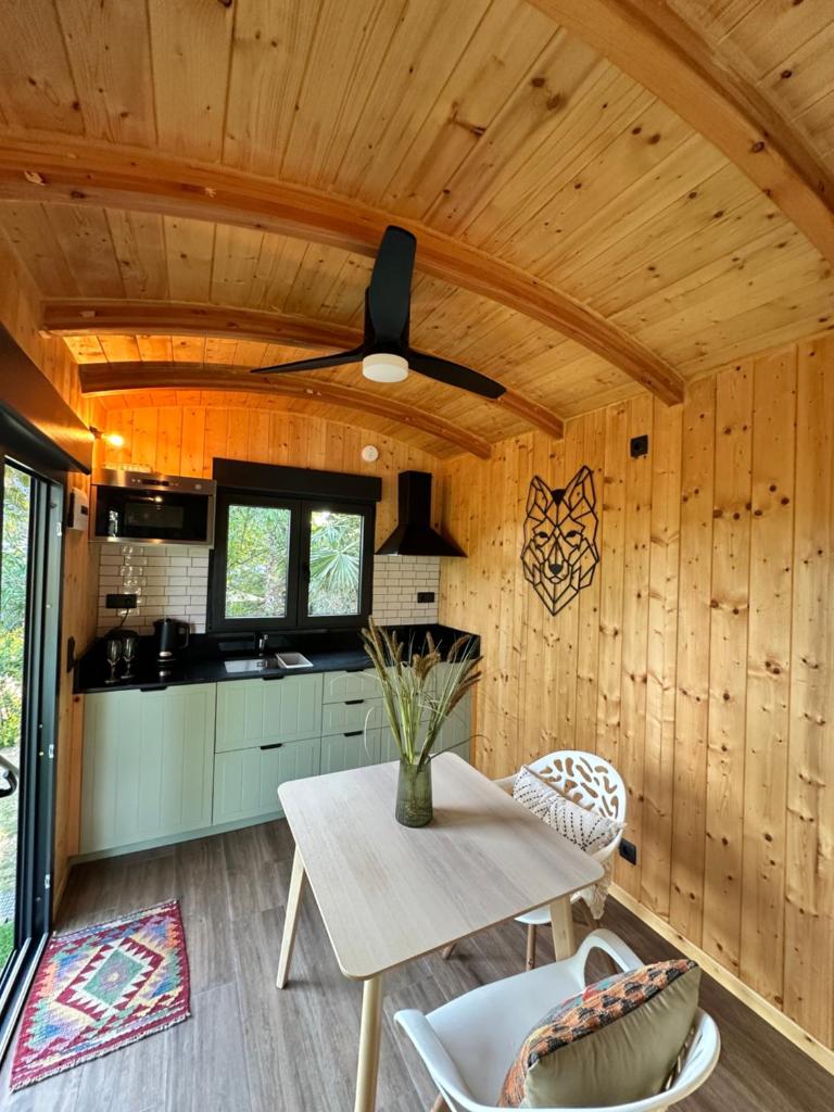 Costa Brava Insólita con Piscina Privada, AC, WIFI, Parking, Terraza 5