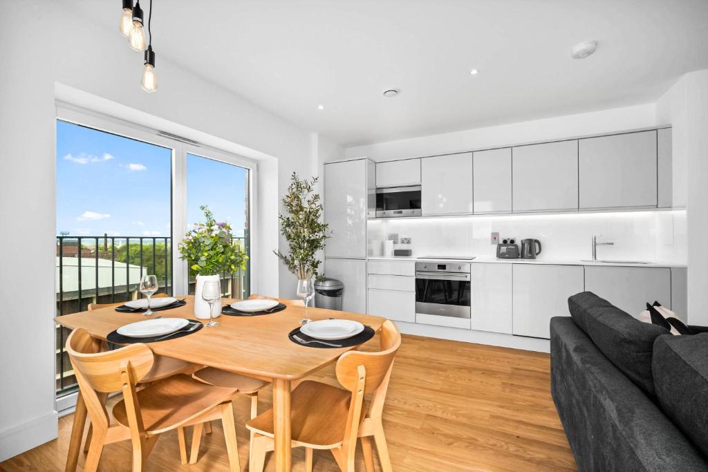 Luxury 2 Bedroom Apartment - Balcony - City Centre - Fast WIFI - Netflix - Parking - 511C 2