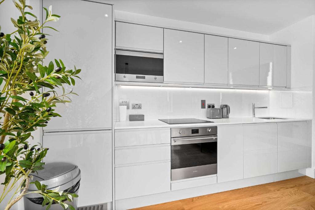 Luxury 2 Bedroom Apartment - Balcony - City Centre - Fast WIFI - Netflix - Parking - 511C 7