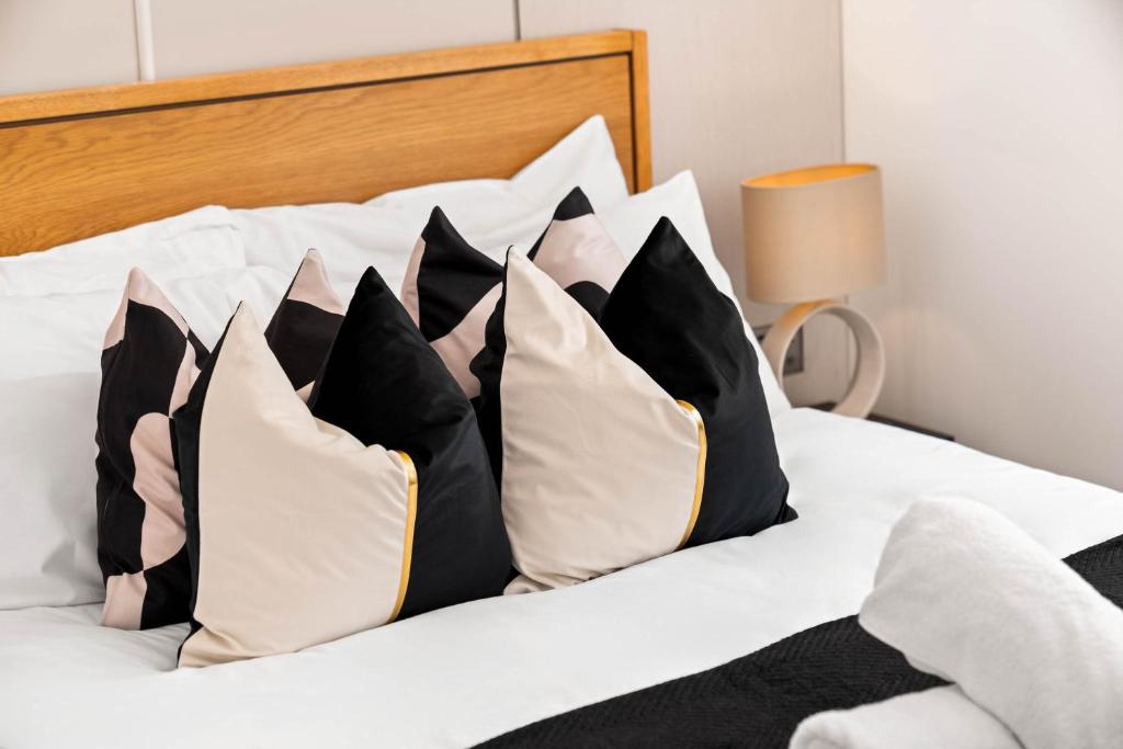 Luxury 2 Bedroom Apartment - Balcony - City Centre - Fast WIFI - Netflix - Parking - 511C 5