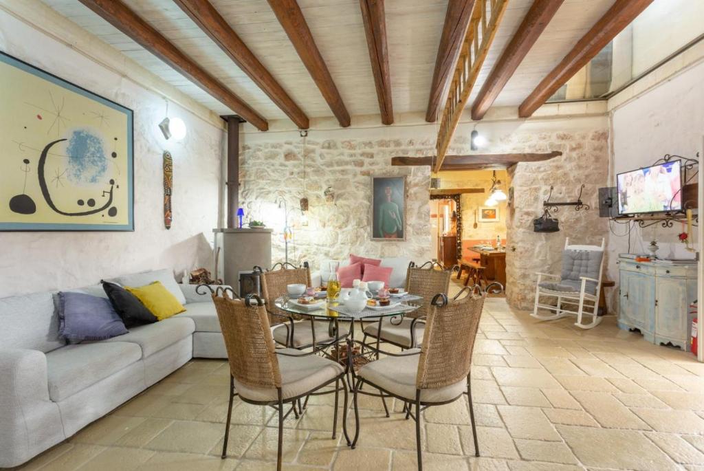 un salon avec une table, des chaises et un canapé dans l'établissement Villa Nina, à Scicli