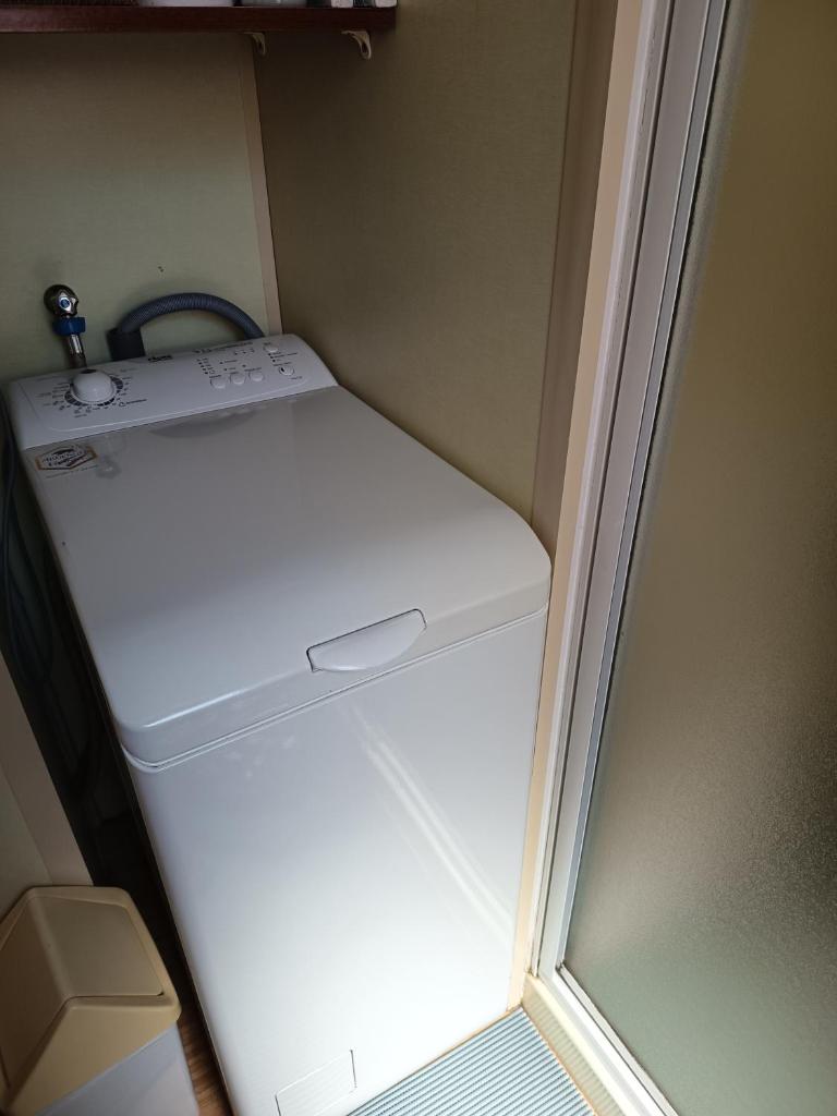 un petit réfrigérateur blanc dans une petite pièce dans l'établissement Mobile home, à Quimper