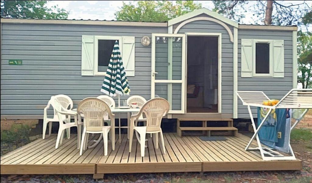 une maison avec une table et des chaises sur une terrasse dans l'établissement PUY du FOU 5P 400HC, à La Boissière-de-Montaigu
