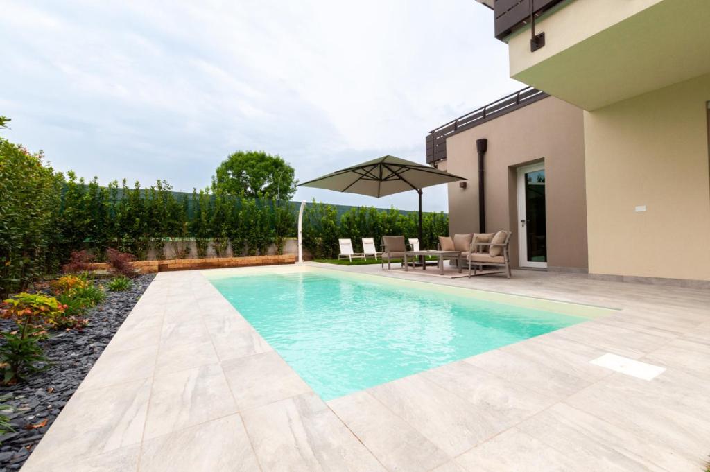une piscine dans l'arrière-cour d'une maison dans l'établissement Villa Melodica, à Carzago della Riviera