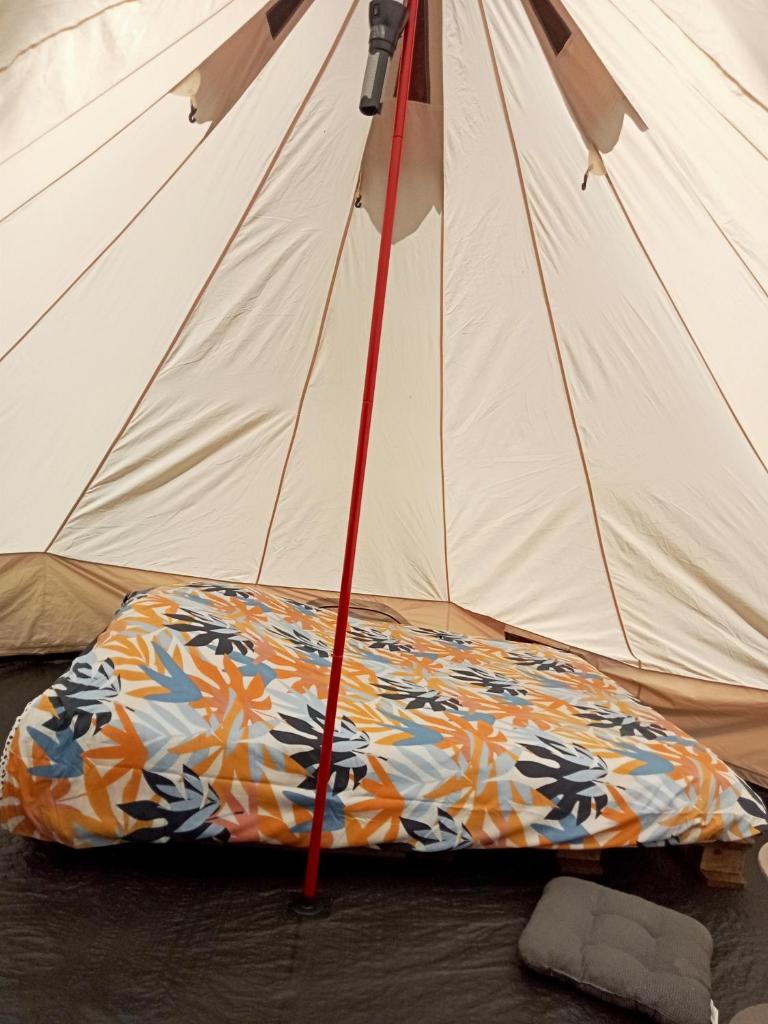 une tente avec une couverture devant dans l'établissement tente nature, à Plouray
