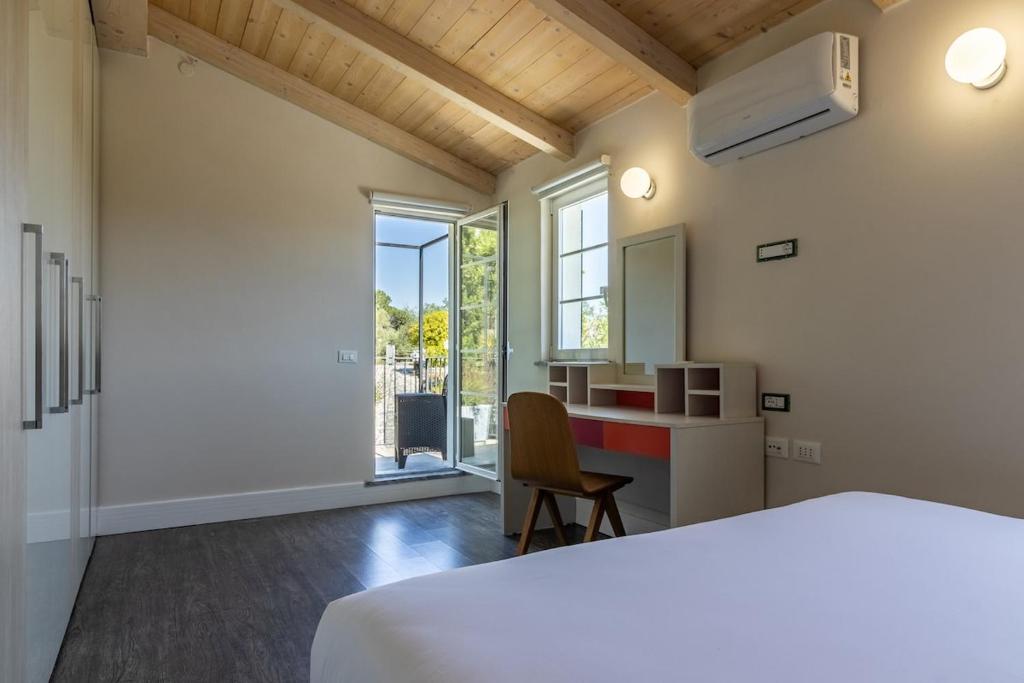 une chambre avec un lit, un bureau et une fenêtre dans l'établissement Villa Amaranta, à La Spezia 100 autres photos