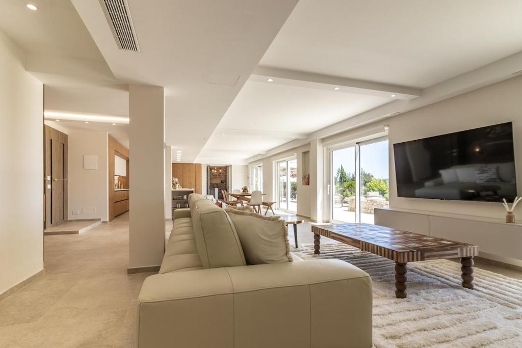 un salon avec un canapé et une table dans l'établissement Villa Amaranta, à La Spezia