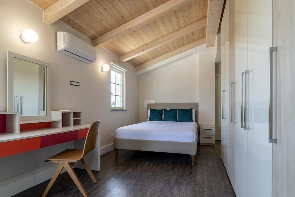 une chambre avec un lit, un bureau et une chaise dans l'établissement Villa Amaranta, à La Spezia
