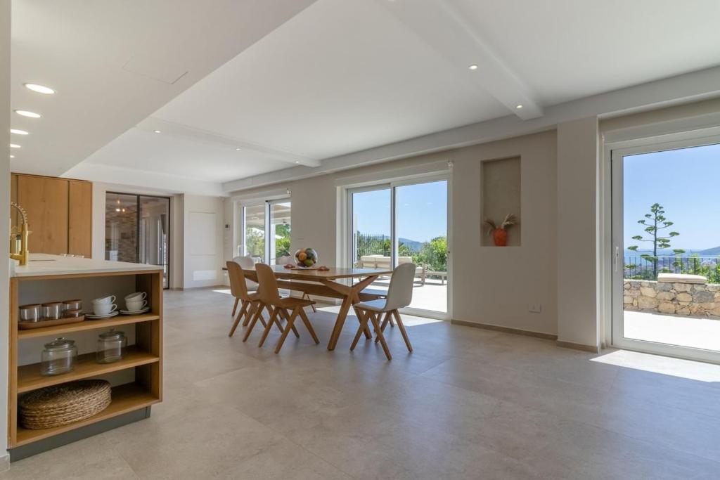 une cuisine et une salle à manger avec une table et des chaises dans l'établissement Villa Amaranta, à La Spezia