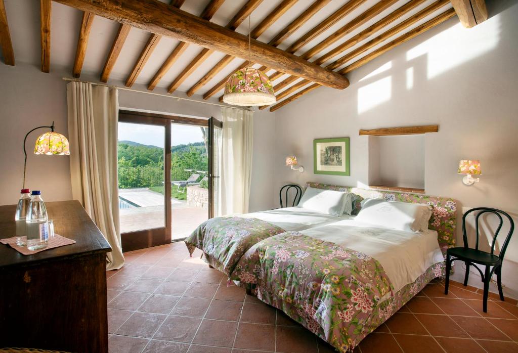 une chambre avec un lit, une table et une fenêtre dans l'établissement Casa Pernice, with private pool, à Gaiole in Chianti