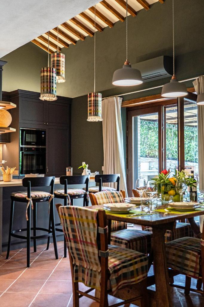 une cuisine et une salle à manger avec une table et des chaises dans l'établissement Casa Pernice, with private pool, à Gaiole in Chianti