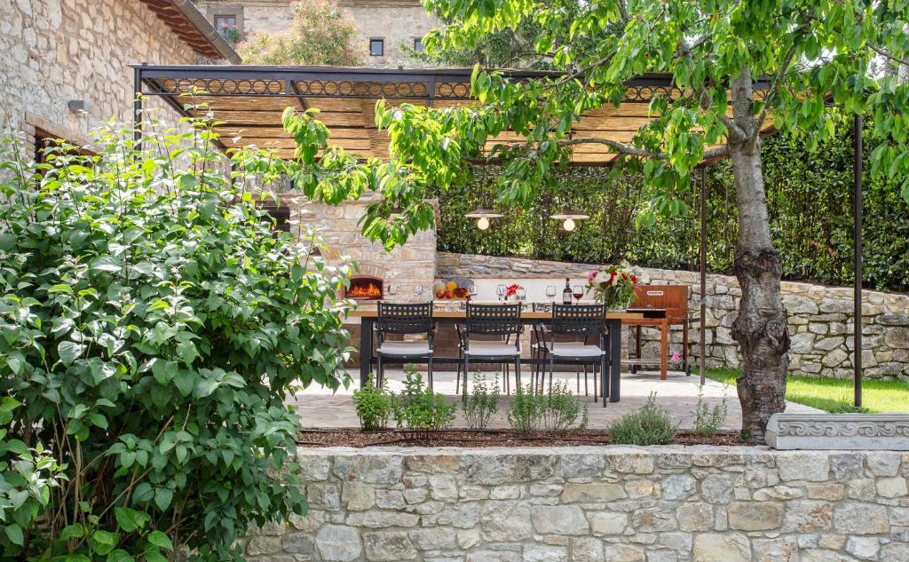 d'une terrasse avec une table et des chaises dans le jardin. dans l'établissement Casa Pernice, with private pool, à Gaiole in Chianti