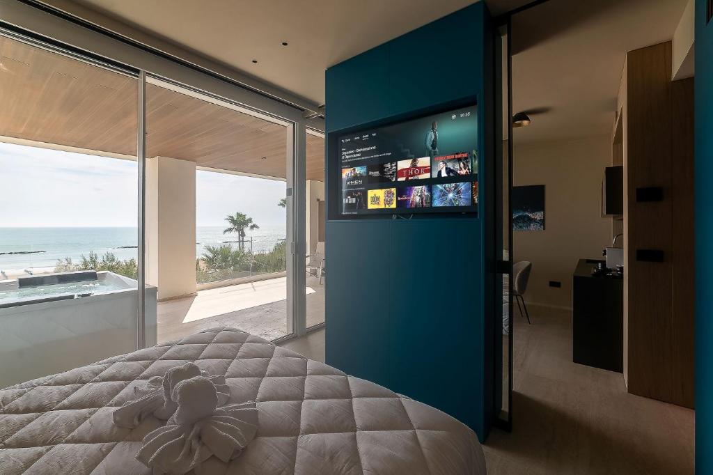 une chambre avec un lit et une vue sur l'océan dans l'établissement Hotel Relax Family & Spa, à San Benedetto del Tronto