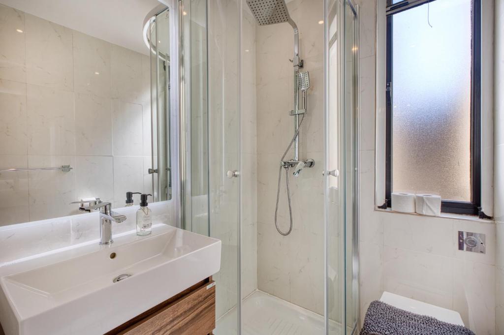 3 bedroom penthouse with jacuzzi and roof terrace VFRA1-1 8