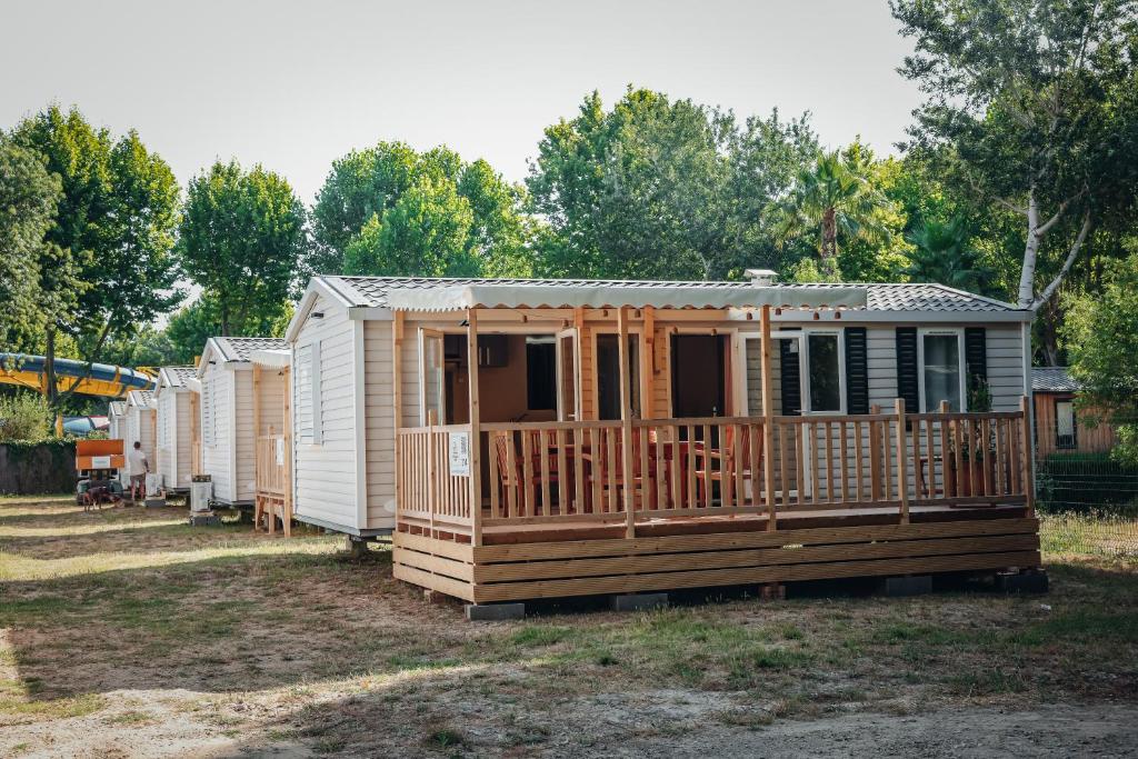 une rangée de mobile homes garés dans une cour dans l'établissement The holidayhome, argles sur mer, à Argelès-sur-Mer