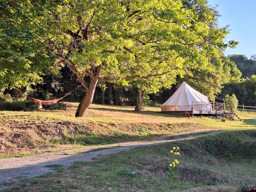 une tente et un hamac dans un champ à côté d'une route dans l'établissement Glamping zelt auf Reiterhof, à Montaigu-de-Quercy