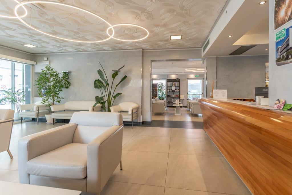 un salon avec des chaises blanches et une salle d'attente dans l'établissement Club Hotel, à Riccione 93 autres photos